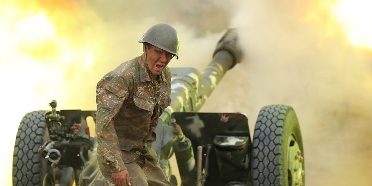 亞美尼亞和阿塞拜疆的武裝衝突已釀近百人死亡。圖為亞美尼亞國防部於推特公佈的交火畫面。（亞美尼亞MODTeam推特）