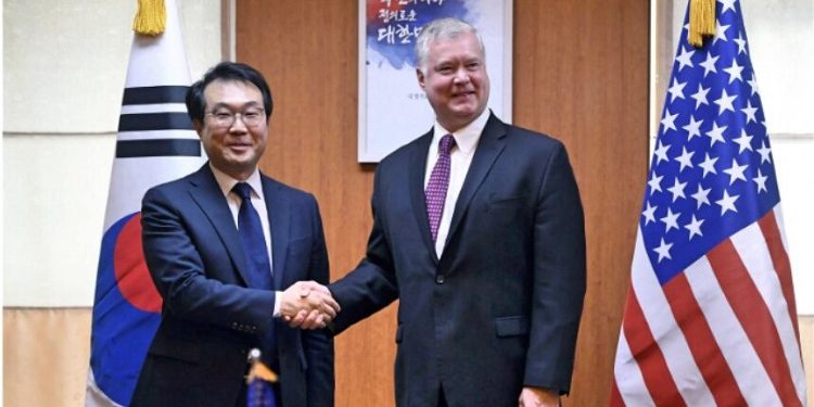 韓國外交部朝鮮半島事務本部長李度勛(左)將和美國代表畢根重點討論韓國公務員遭槍殺事件的對策。(美聯社)