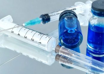 接種者出現不良反應 牛津開發的COVID-19 疫苗暫停測試