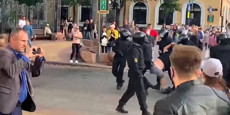 白俄羅斯布列斯市，特防暴警察沖著和平抗議者的臉噴射催淚瓦斯殘酷拘捕和平示威者。（截屏）