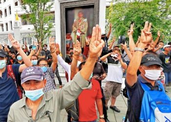 泰國學運投下震撼彈 高喊修憲王室改革
