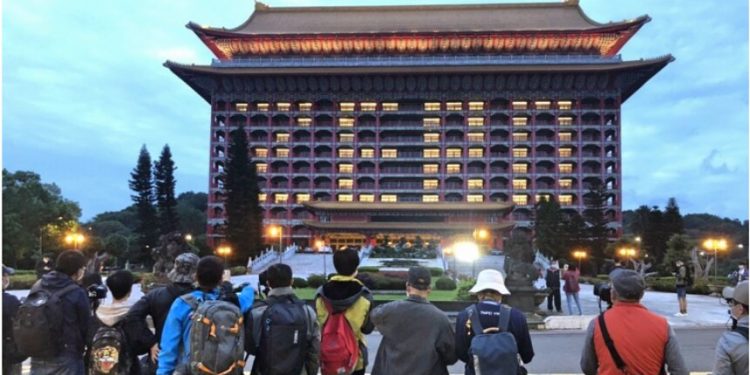 Agoda公佈2020下半年的全球十大熱搜旅遊景點,臺灣排名全球第一。圖爲臺北圓山大飯店點亮ZERO字樣吸引不少民衆搶拍。(圓山飯店提供)