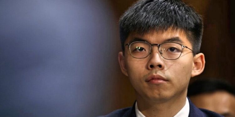 黃之鋒今天下午(9月24日)到中區警署報到時被拘捕,警方指黃之鋒去年10月5日涉嫌參與未經批准集結及違反《蒙面法》。(圖/美聯社)