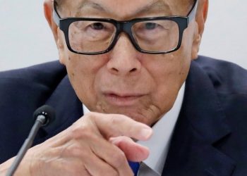 李嘉誠又刷屏了：囤地16年被成都禁止融資