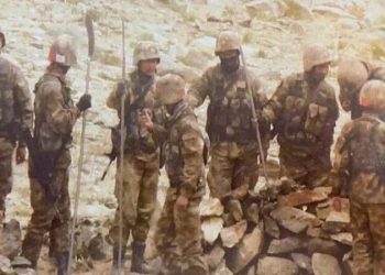 中印邊境鳴槍 中共士兵裝備曝光！手持長柄關刀