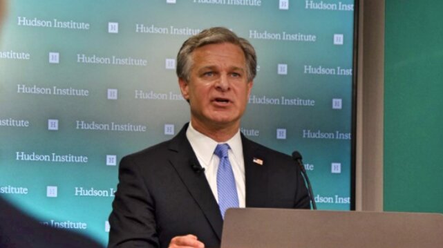 圖爲美國聯邦調查局局長雷(Christopher Wray)7月8日在哈德遜研究所發表演講。(FBI臉書)