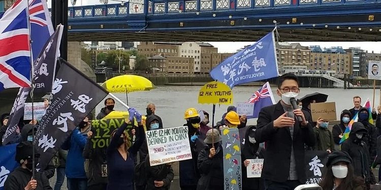 全球逾30個城市展開「國際連動 聲援12港人」活動。圖為羅冠聰出席倫敦塔橋旁舉行的聲援集會。(羅冠聰臉書)