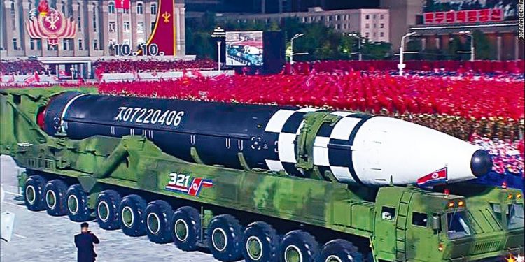 朝鮮10日在閱兵式首次展示新型洲際導彈。（網絡圖片）