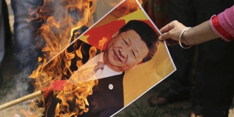 皮尤中心最新民調顯示,同時平均78%的受訪者表示他們對於習近平沒有信心或只有很少的信心, 認爲習近平在國際事務上無法做出正確決定。圖爲印度民衆在抗議中共的活動中焚燒習近平照片。(美聯社檔案照)