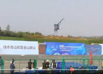 浙江超大型無人直升機在展示會墜毀在主席臺前