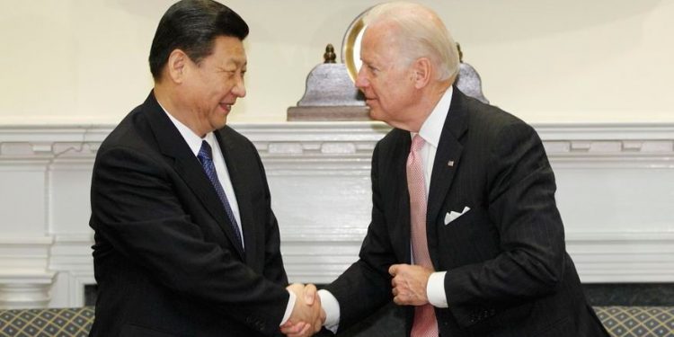 2012年2月14日,時任副總統拜登在白宮會見時任中共國家副主席的習近平。(AP)