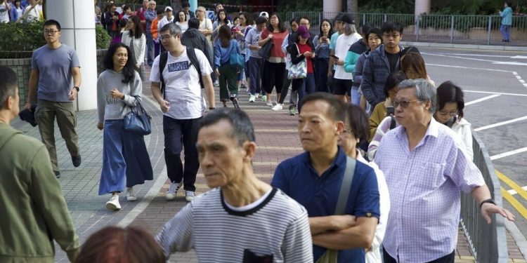 019年11月24日香港市民踊躍參加區議會選舉,大獲全勝的民主派人士至今已有54名區議員被捕或被控告 。(美聯社)
