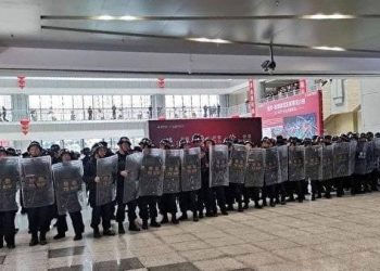 中國西南最大市場爆大規模抗議 當局派2千警力鎮壓（視頻）