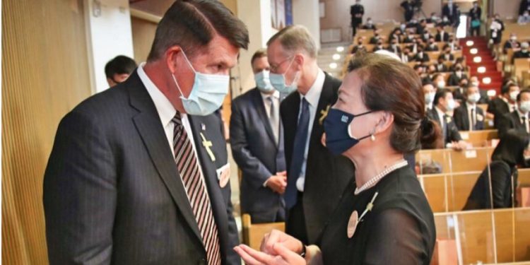 圖爲美國國務院次卿柯拉克(左)9月訪臺時與臺經濟部長王美花(右)交談。(中央社檔案照)