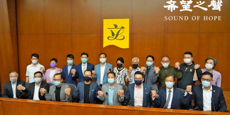 針對有傳中共人大將開會再次DQ多名民主派議員資格,民主派9日迴應說,人大常委會一旦落實撤銷議員資格,全體民主派議員會總辭。(鄭銘/SOH)