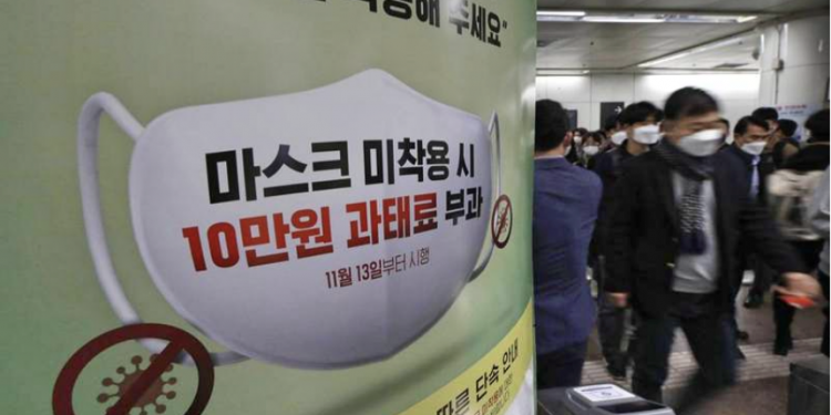 南韓21日新增確診病例330例，爲連續第5日維持在300例以上。圖爲韓國首爾地鐵站內情況。（圖/美聯社）