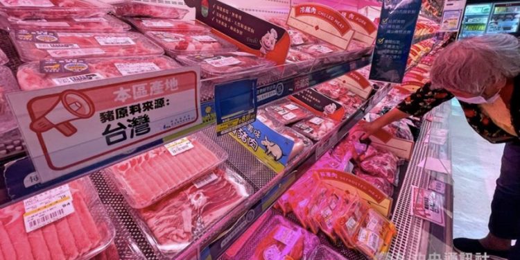 圖爲臺灣大賣場陳列臺產豬肉品供消費者選購。(圖/中央社)
