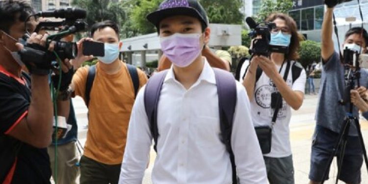 香港中學生曾志健去年參加反送中運動期間被警方開槍射中左胸。有消息指他正在流亡中。(圖/推特截圖)
