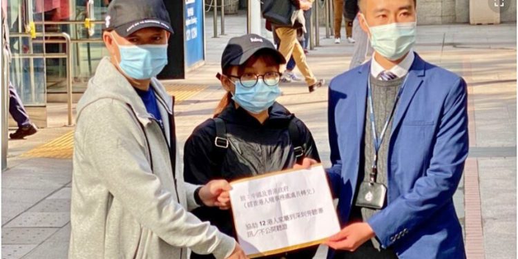 12港人家屬代表李子賢父親(左)及黃偉然太太12月21日向香港入境處遞交公開信。(圖/美國之音)