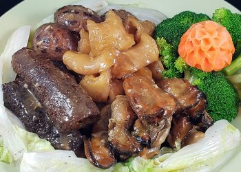 【梁厨美食】新春全家福_蠔豉冬菇海參燜花膠/蓮藕冬菇花生蠔豉煲西施骨湯