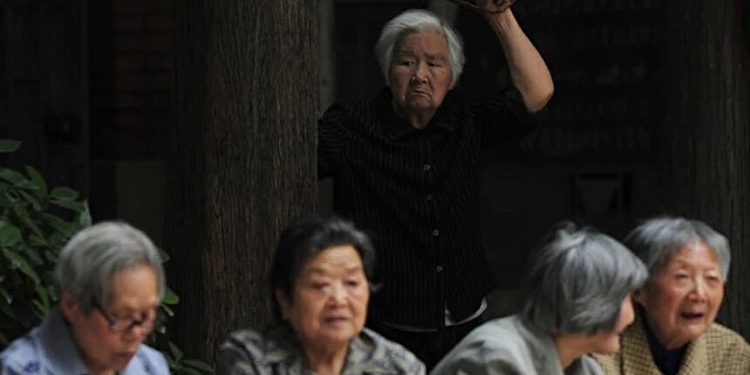 湖南益陽養老機構騙取老人積蓄跑路,涉及兩千多老人。圖為南京街頭的老人。(圖片來源:大紀元)