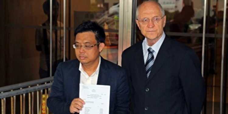 香港警方1月6日早上大規模拘捕50餘名民主派人士，曾協助籌辦民主派初選的“民主動力”召集人趙家賢、副召集人鍾錦麟及司庫關尚義（John Clancey）律師（右）等多人亦被捕。（圖片來源：大紀元資料圖片）