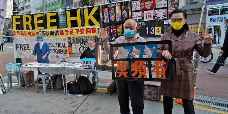 社民連在銅鑼灣設立街站,呼籲儘快讓被囚港人回港。(鄭銘/SOH)