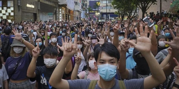 圖為香港民眾2020年7月1日走上街頭,抗議中共強推港版《國安法》。(圖片來源:AP)