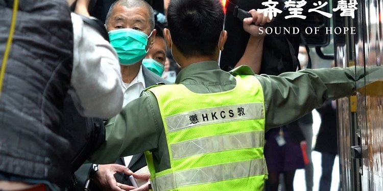 黎智英被押上囚車時做出心型手勢回應市民的加油打氣。(攝影:鄭銘)