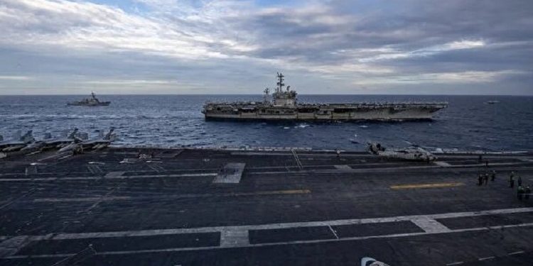 2月9日,美軍兩艘航母在南海舉行聯合演練,圖為從羅斯福號航母(CVN 71)上拍攝旁邊的尼米茲號航母(CVN 68)。(圖片來源:美國海軍)