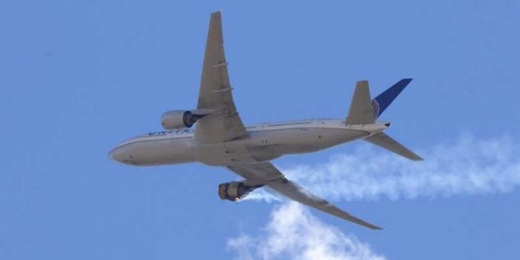 美國聯合航空20 日發生一架波音777-200型客機發動機故障起火，碎片沿途掉落的事件。(圖片來源：美聯社）