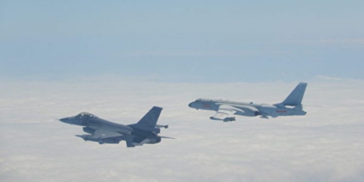 圖爲2020年2月9日中共軍機越過臺海中線,臺灣國軍F-16戰機(左)則緊急起飛監控伴飛。(圖片來源:臺灣國防部提供)