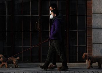 美國中共病毒死亡人數30天增近10萬