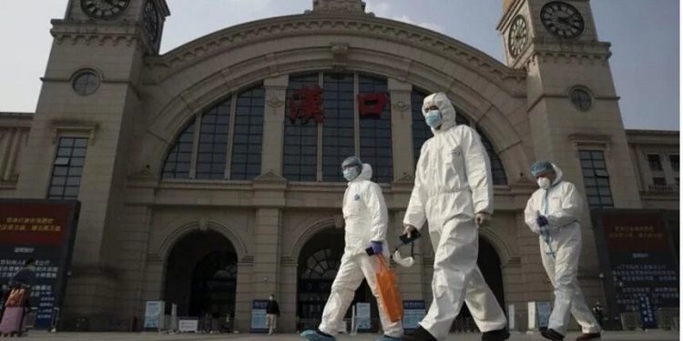 世界衛生組織的專家小組將赴武漢調查病毒源頭，目的是讓疫情不再發生。(圖片來源：美聯社)