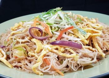 【梁廚美食】甜辣醬雞絲炒米粉/ 叉燒炒油面/ 饅頭