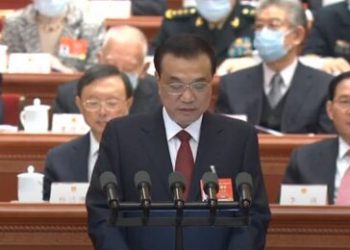 李克強做工作報告頻頻喝水 提64次“穩”