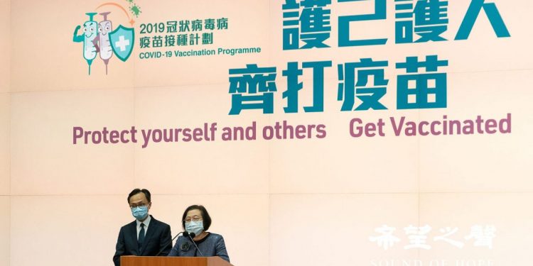 港府食物及衞生局局長陳肇始與公務員事務局局長聶德權沒有正面回應打中共病毒疫苗後死亡的個案。(攝影:鄭銘)