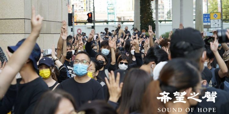 大批市民黑衣到西九龍法院高舉“五大訴求”手勢聲援47名被控違反國安法的民主派人士。（攝影：鄭銘）