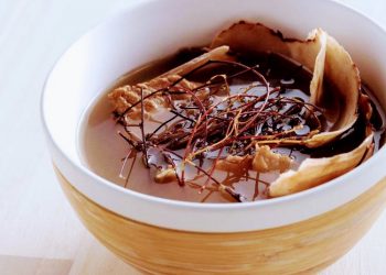 【梁廚美食】茅根雞骨草豬瘦肉湯