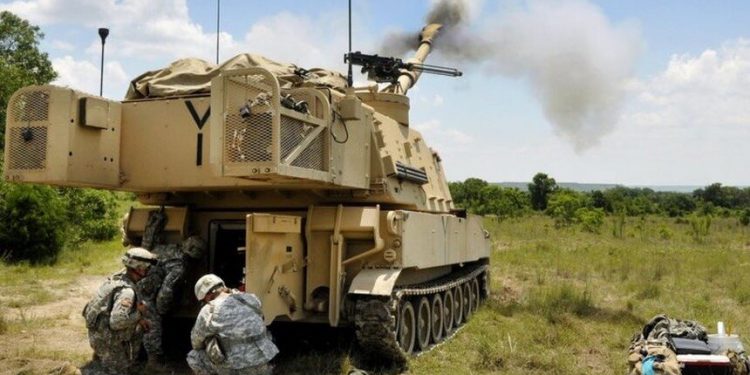 圖中爲美M109A6自走炮(圖片來源:美國國防部圖片)。