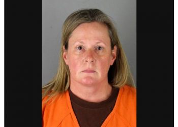 明州非裔槍擊案女警被拘押 被控二級過失殺人