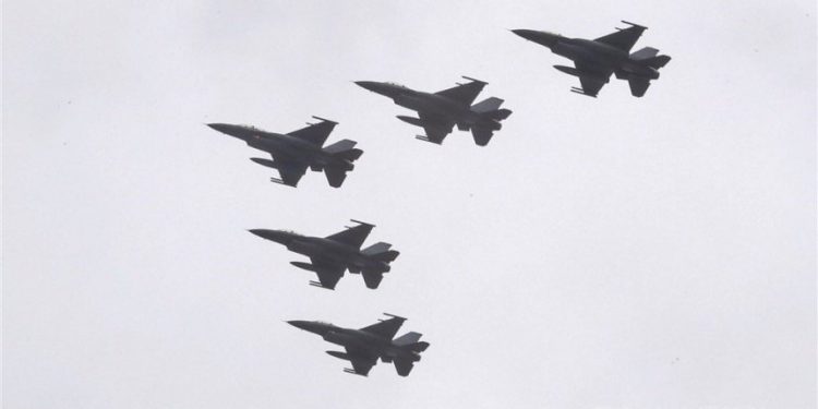 媒體報導,F-16V戰機將從臺灣飛往美國專精訓練;空軍對此表示,針對報載資訊毫無所悉,不對此評論。(圖片來源:中央社)