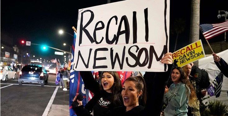 加州人高舉“罷免紐森”(Recall Newsom)的牌子。(圖片來源:Marcio Sanchez/AP)