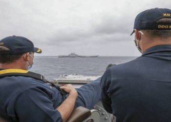 翹腳看、插隊都是真的 中共軍方認遼寧號遭“嚴重干擾”