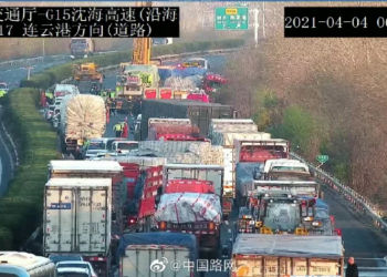 江蘇鹽城大貨車衝高速護欄撞大客車 已致11人死