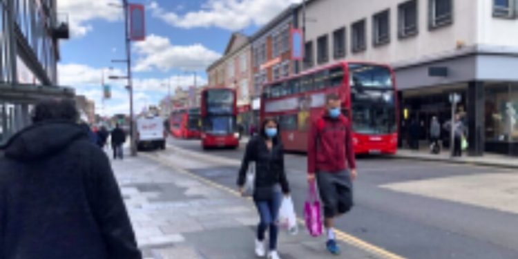 圖爲疫情中的英國街頭。(圖片來源:中央社)