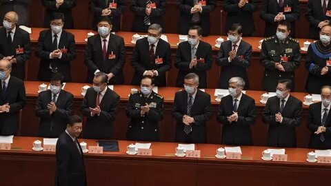 中共實權派高官一旦轉入人大、政協這類閒職,往往可能將被拉下馬。圖爲習近平出席3月4日開幕的中共全國政協會議。(圖片來源:美聯社)