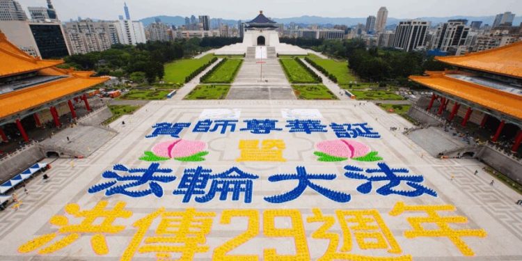 5月1日臺灣5200名法輪功學員在臺北中正紀念堂舉辦法輪大法洪傳29週年排字活動(圖:大紀元)