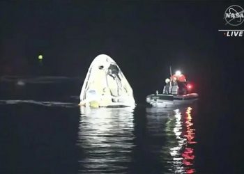 SpaceX龍飛船首次夜返地球 載4宇航員安全降落