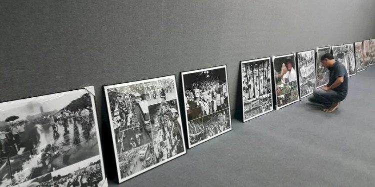 台灣民主運動影像紀實先驅宋隆泉,往昔穿梭在鎮暴軍警之間按下快門,捕捉張力十足的黑白影像。(圖片來源:中央社)
